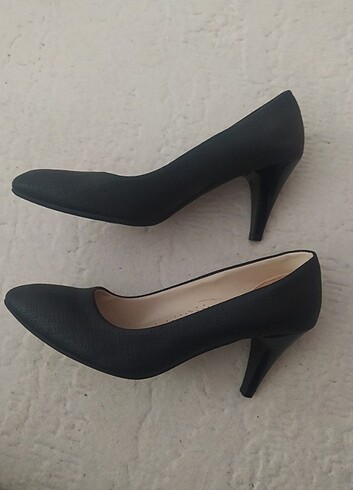 Siyah deri topuklu ayakkabı