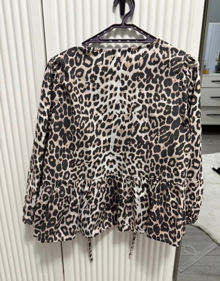 Leopar Desenli V Yaka Uzun Kollu Bluz - Görsel 2