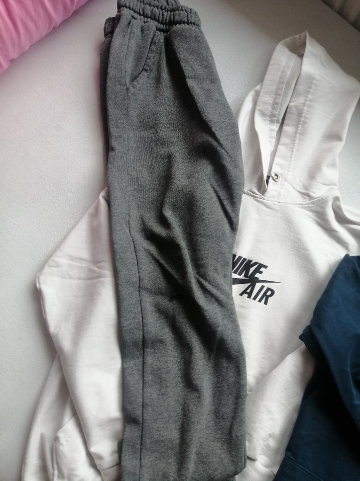 Erkek Çocuk  Kapüşonlu iki adet Sweatshirt bir adet Eşofman altı - Görsel 4