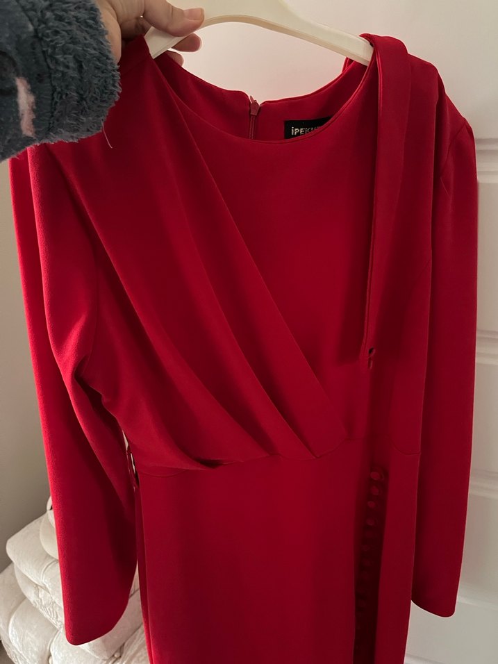 Uzun Kırmızı Drapeli V Yaka Elbise - Görsel 4