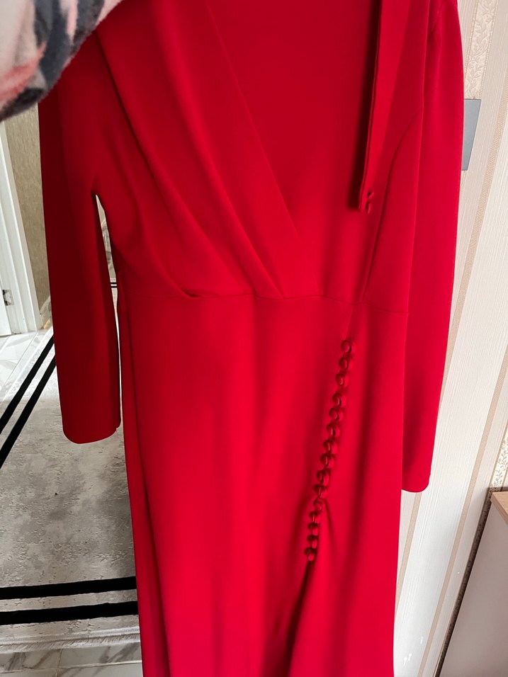 Uzun Kırmızı Drapeli V Yaka Elbise - Görsel 2