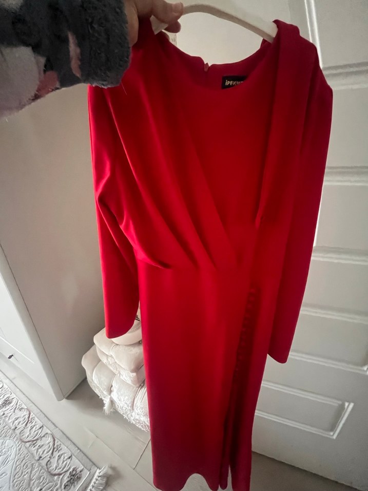 Uzun Kırmızı Drapeli V Yaka Elbise - Görsel 3