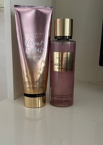 Beden Victoria's Secret Velvet Petals Vücut spreyi ve losyon