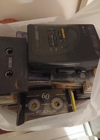 91 adet kaset karışık ve Walkman Çalar - Görsel 3