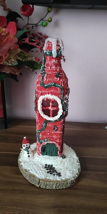 Kar manzaralı Noel masal evi