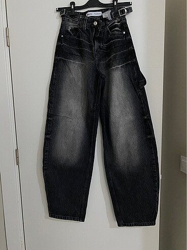 32 Beden BERSHKA BOL KESİM JEAN