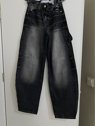 32 Beden siyah Renk BERSHKA BOL KESİM JEAN
