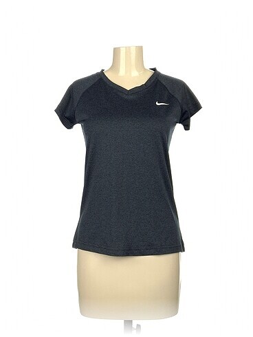 Nike T-shirt %70 İndirimli.