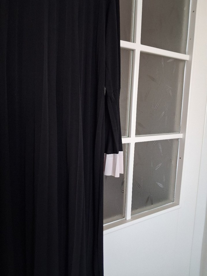 Uzun Siyah Piliseli Kadın Elbise - Görsel 2