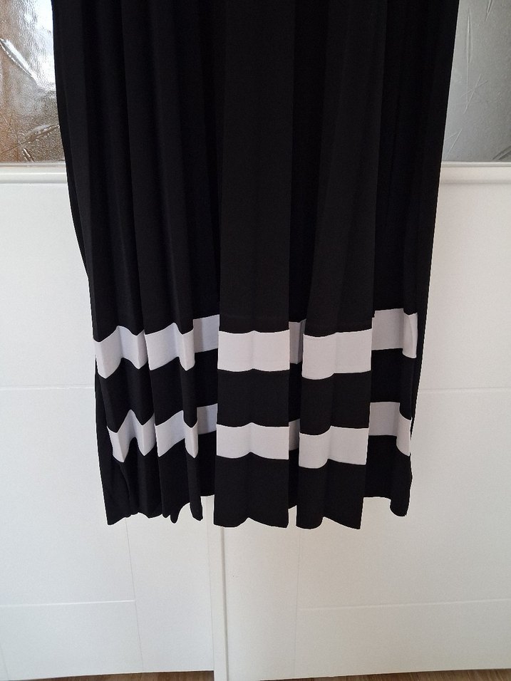 Uzun Siyah Piliseli Kadın Elbise - Görsel 5