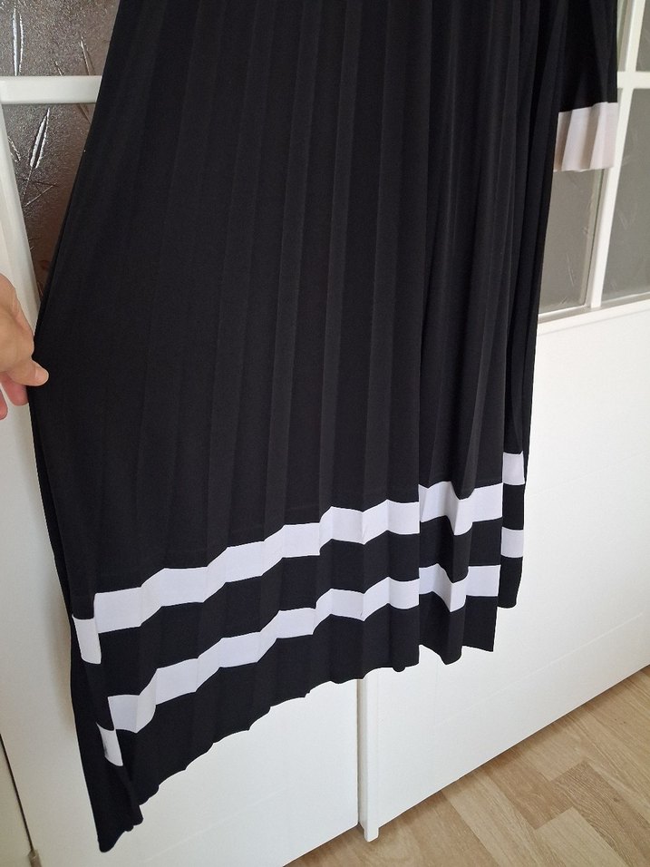 Uzun Siyah Piliseli Kadın Elbise - Görsel 3