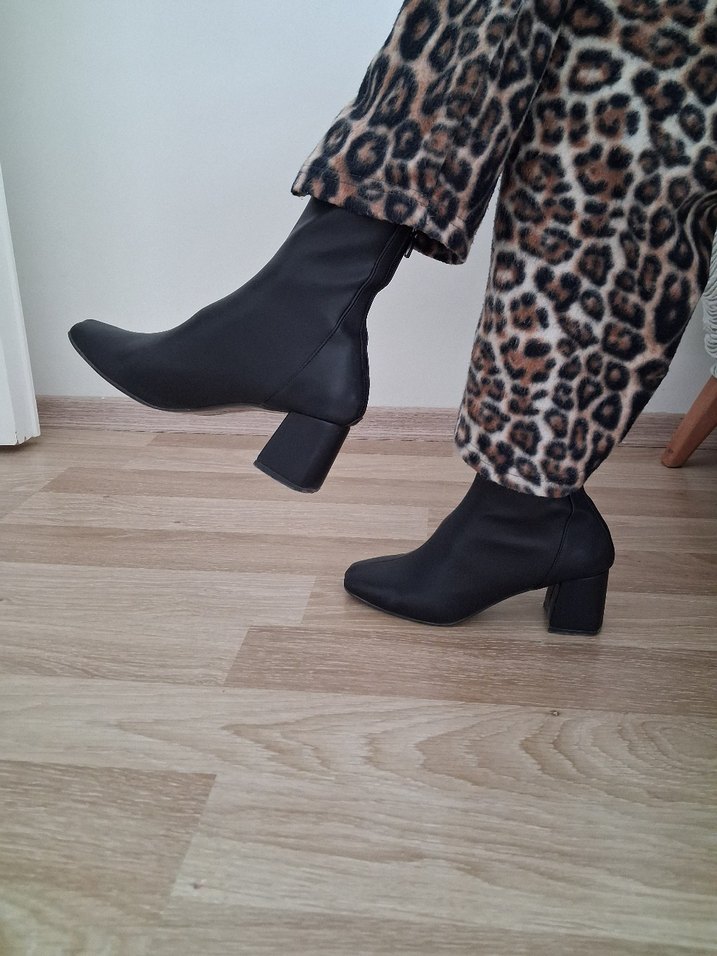 Siyah Deri Blok Topuklu Goth Kadın Bot - Görsel 3