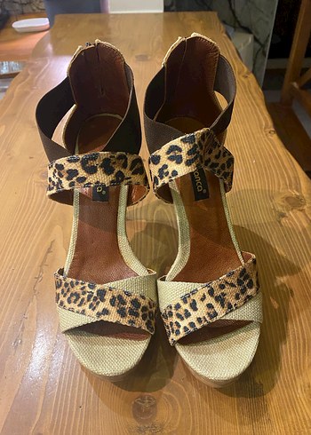 Leopar Desenli Toka Detaylı Dolgu Topuklu Kadın Sandalet
