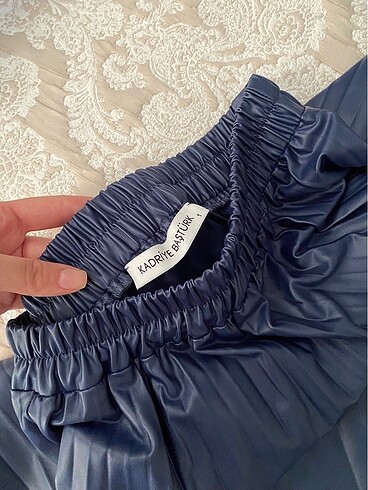 Kadriye baştürk deri görünümlü pilise etek - Görsel 3