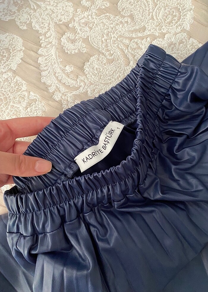 Kadriye baştürk deri görünümlü pilise etek - Görsel 3