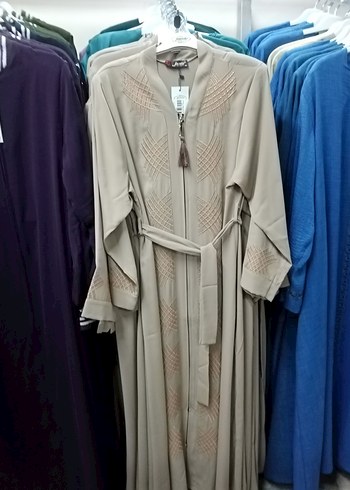 Nakışlı Kemerli Bej Uzun Elbise