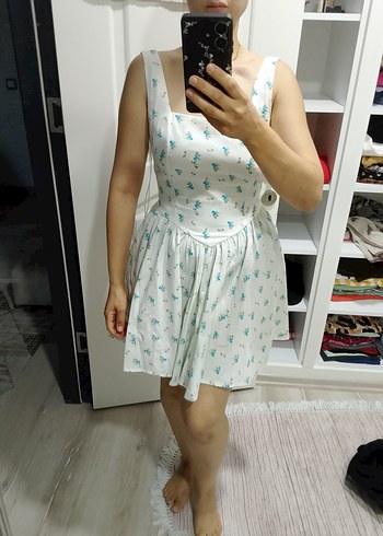 38 Beden Pamuklu Beyaz Mini Çiçekli Elbise