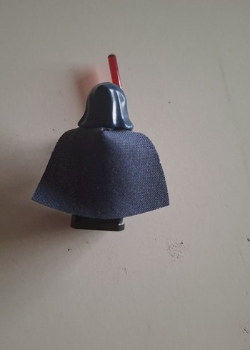 Mavi Kıyafetli Lego Figürü Kırmızı Işın Kılıcıyla star wars - Görsel 4