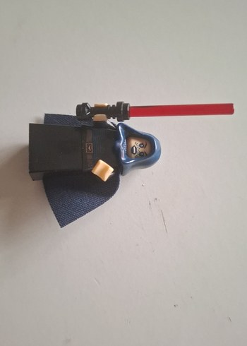 Mavi Kıyafetli Lego Figürü Kırmızı Işın Kılıcıyla star wars - Görsel 2