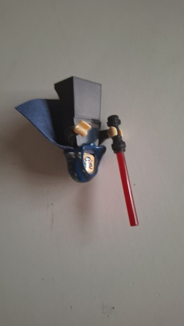 Mavi Kıyafetli Lego Figürü Kırmızı Işın Kılıcıyla star wars - Görsel 3