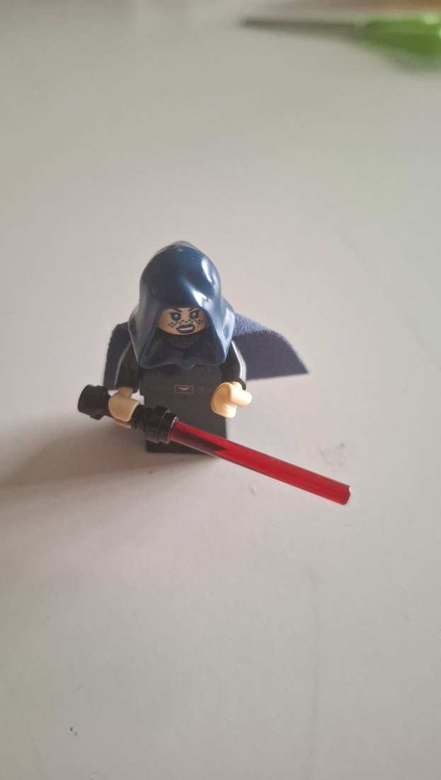 Mavi Kıyafetli Lego Figürü Kırmızı Işın Kılıcıyla star wars - Görsel 5