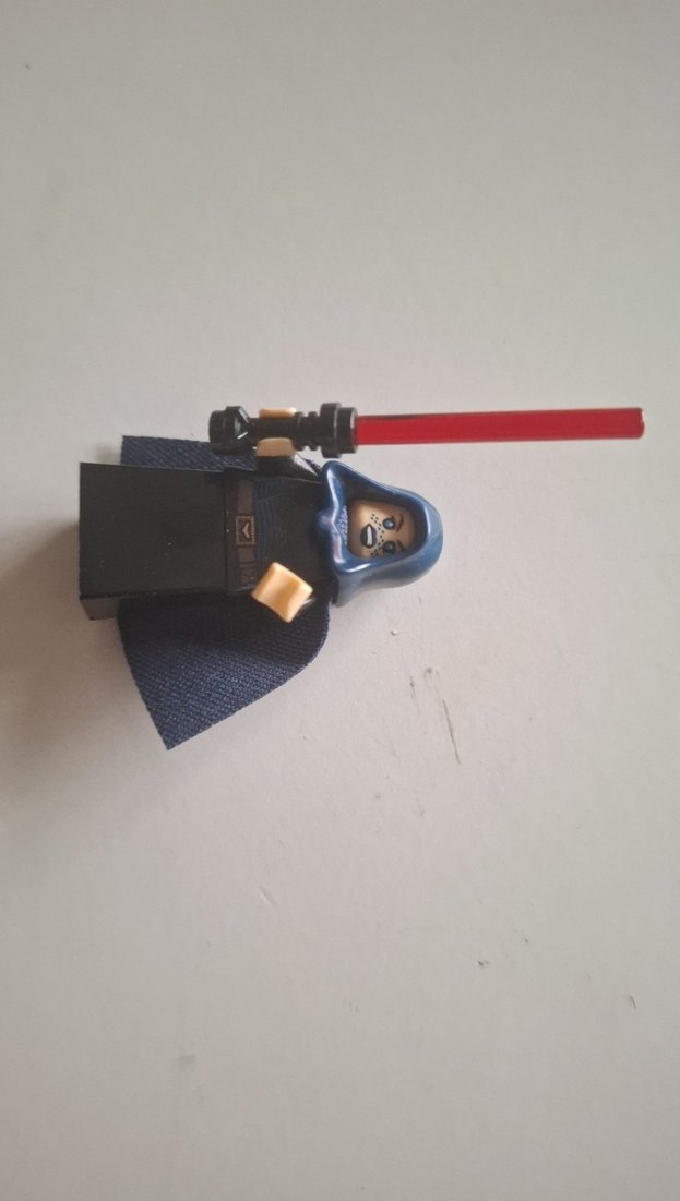 Mavi Kıyafetli Lego Figürü Kırmızı Işın Kılıcıyla star wars - Görsel 2