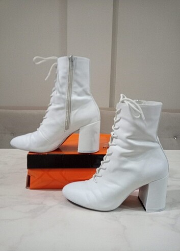 Bershka Kadın Bot 38 Numara Beyaz Renk 