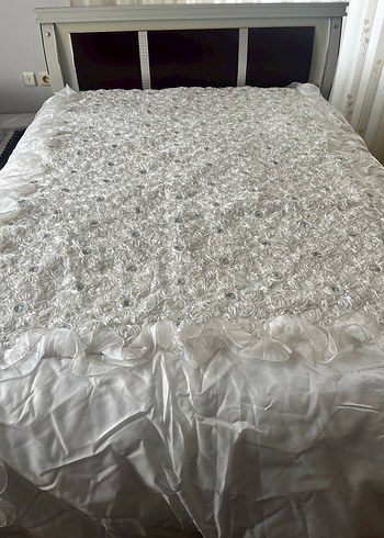 Nakışlı Beyaz Gri Yatak Örtüsü - Görsel 2