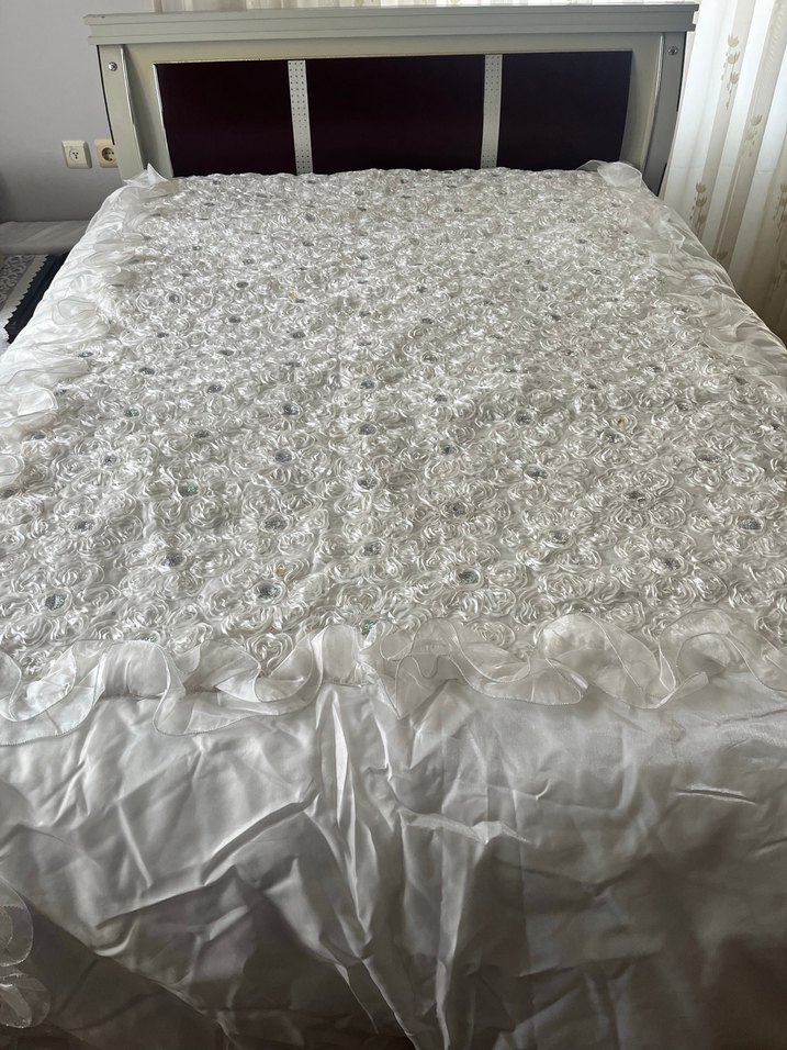 Nakışlı Beyaz Gri Yatak Örtüsü - Görsel 2