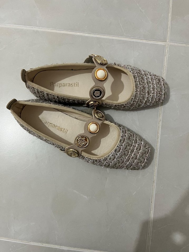 Düğmeli Bej Kadın Babet
1 kere tek giyildi - Görsel 2