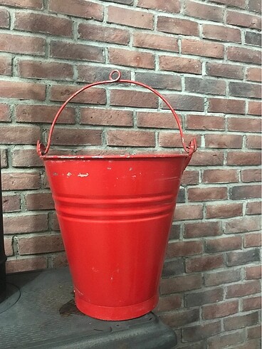 Vintage kırmızı galvaniz kova