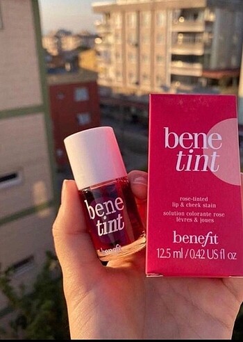 Bene tint koyu rengidir