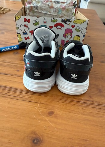 26 Beden siyah Renk Adidas ayakkabı