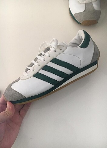 37 Beden beyaz Renk Adidas country ayakkabi