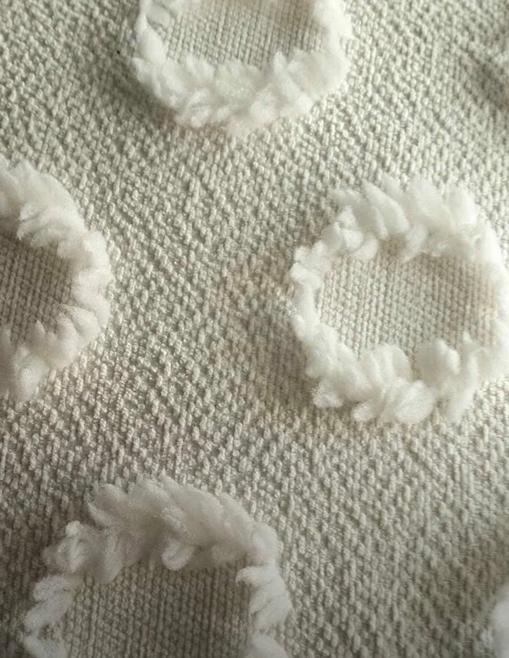 Beyaz Nakışlı Parlak Yatak Örtüsü - Görsel 2