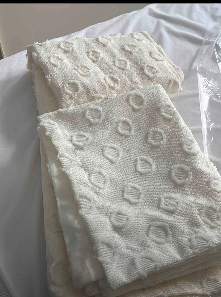 Beyaz Nakışlı Parlak Yatak Örtüsü - Görsel 3