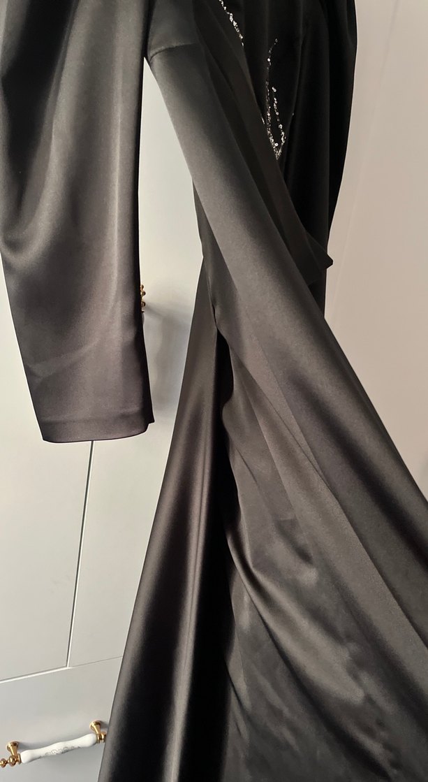 Siyah İşlemeli Gotik Uzun Abiye Elbise - Görsel 4