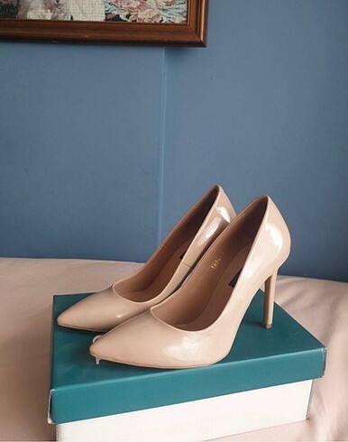 İnci deri stiletto topuklu ayakkabı