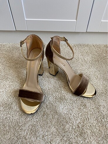 38 Beden Topuklu ayakkabı gold kadife abiye model