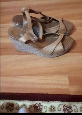 Kadın Dolgu Topuk Sandalet