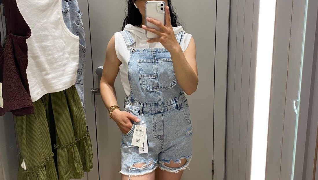 Kadın Beyaz Batik Desenli Kısa Denim Salopet - Görsel 5