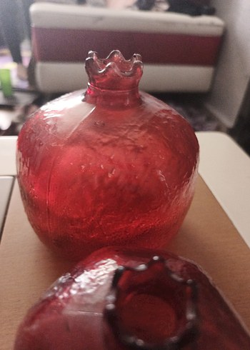 Cam iki farklı boy iki adet nar. Şişelerin ağızları açıktır. - Görsel 3