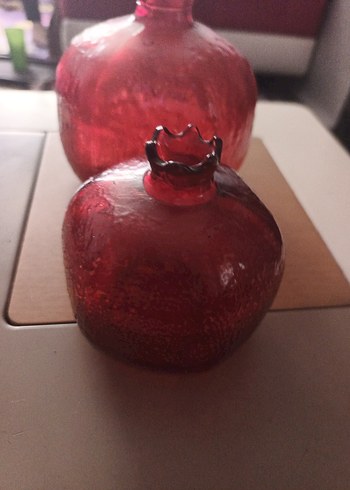 Cam iki farklı boy iki adet nar. Şişelerin ağızları açıktır. - Görsel 2