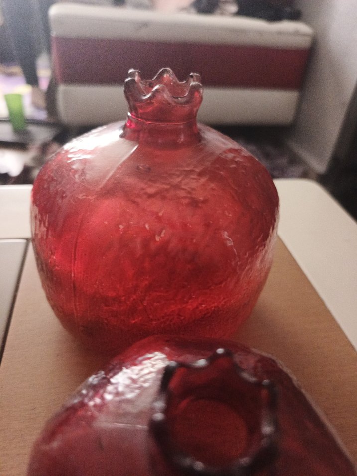 Cam iki farklı boy iki adet nar. Şişelerin ağızları açıktır. - Görsel 3