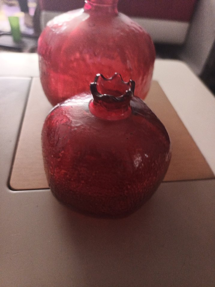 Cam iki farklı boy iki adet nar. Şişelerin ağızları açıktır. - Görsel 2