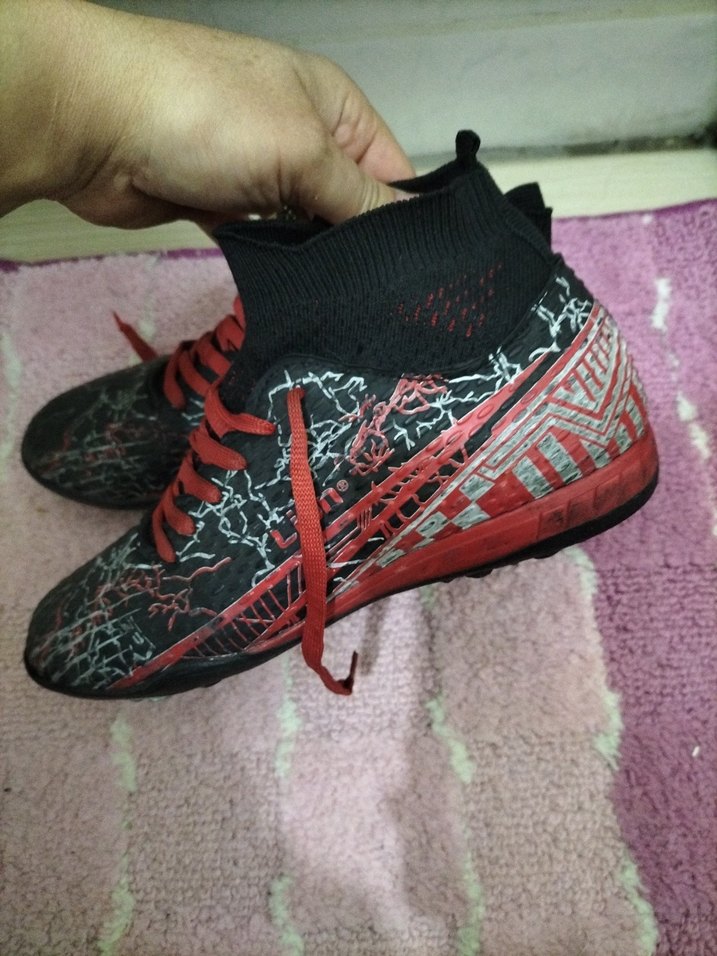 Kırmızı Yılan Desenli Erkek Futbol Ayakkabısı - Görsel 2