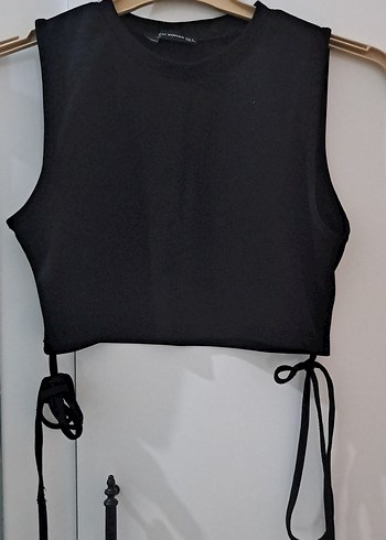 Siyah Kemer Detaylı Kolsuz Crop Top - Görsel 2