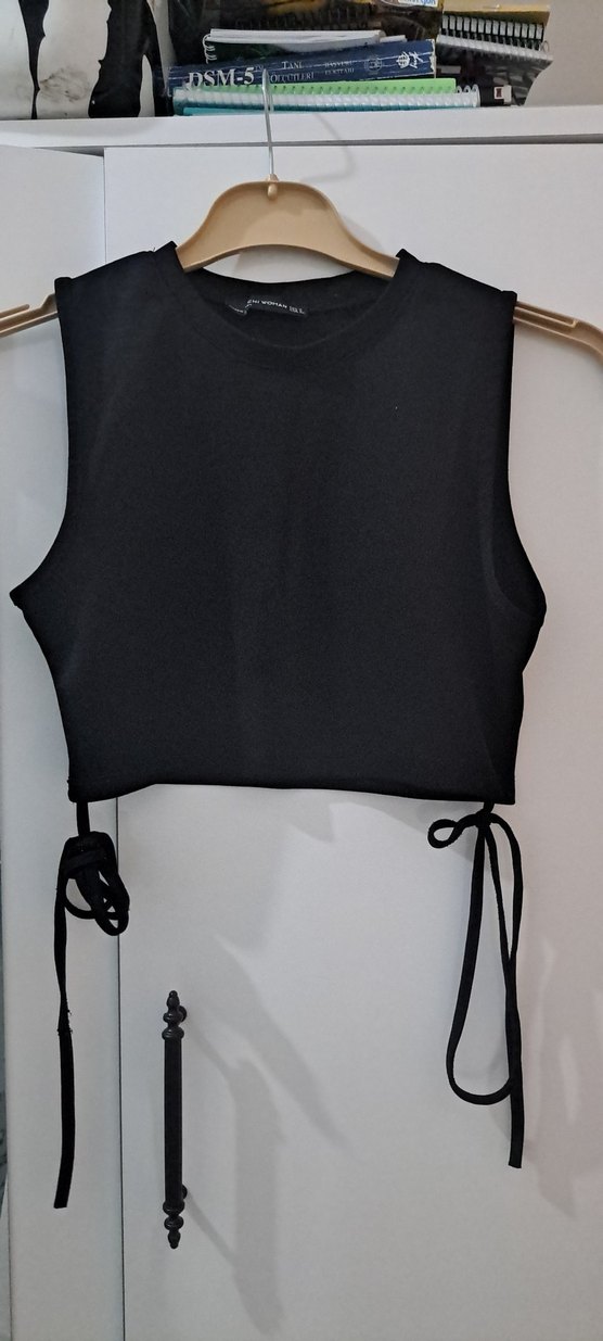 Siyah Kemer Detaylı Kolsuz Crop Top - Görsel 2