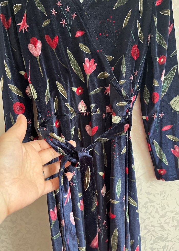 Kadife çiçekli elbise - Görsel 3