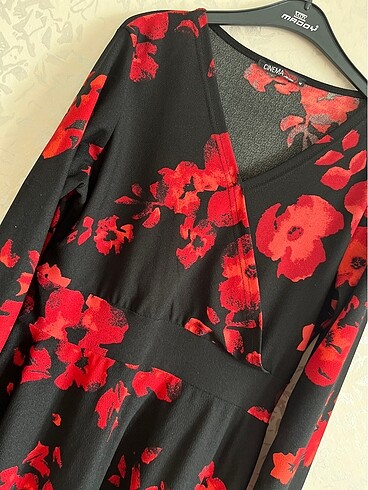 m Beden Siyah kırmızı çiçekli kısa elbise